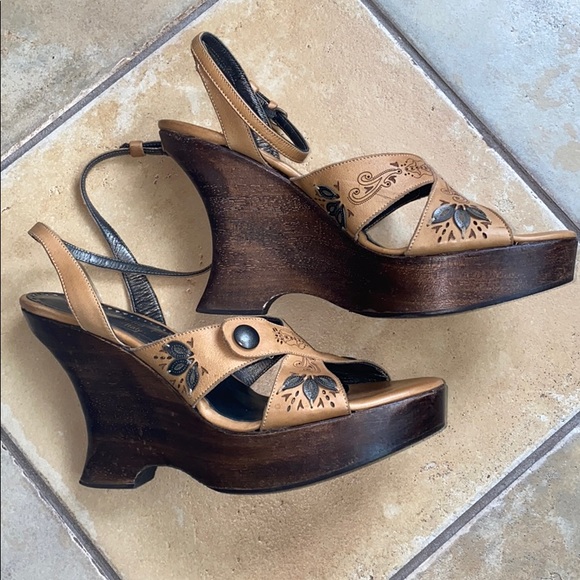 Isabella Fiore Vintage Wood Wedge Heel - Picture 6 of 16